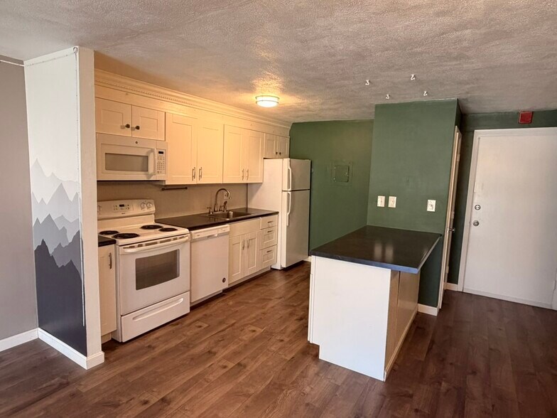 Building Photo - 35 Andrew St