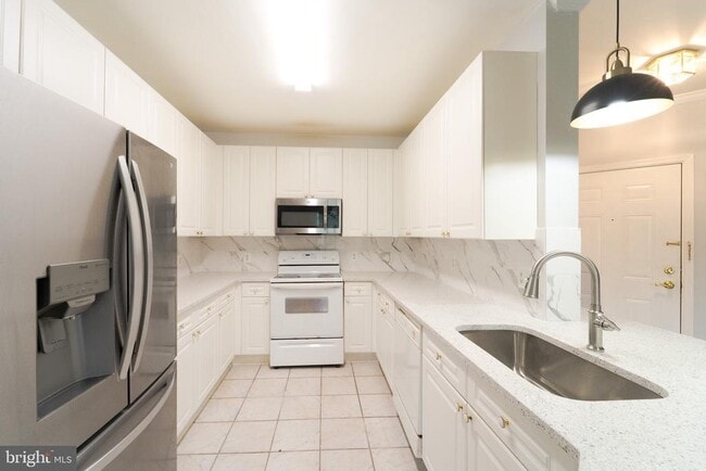 Building Photo - 8183 Carnegie Hall Ct