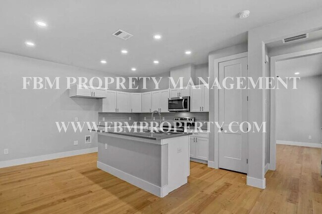 Building Photo - 5018 Villas Dr