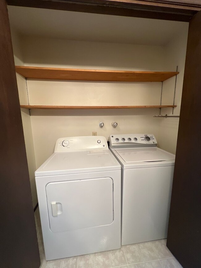 Building Photo - Near Chestnut Ave 3 br 1.5 ba all on one l...
