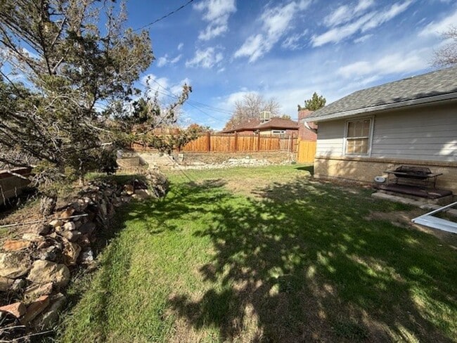 Building Photo - Adorable 3 bed/1.5 bath house with yard
