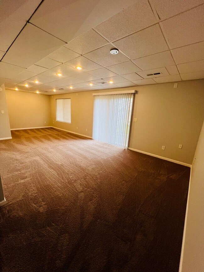 Building Photo - RENOVATED 4 bed 3.5 bath Duplex - Available for IMMEDIATE move in