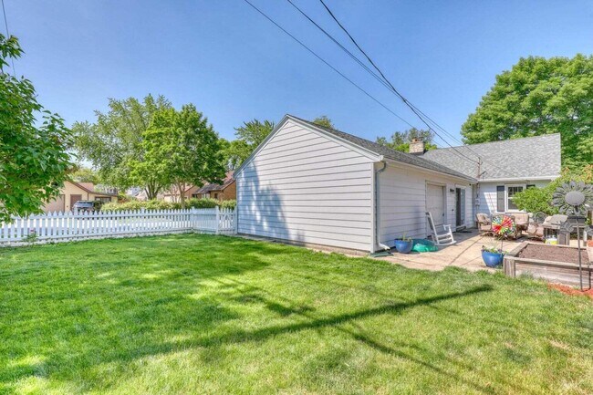 Building Photo - 5100 N Idlewild Ave