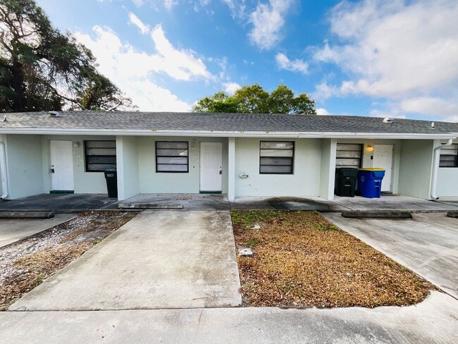 Building Photo - 2/1 FOR RENT in Ft. Pierce - Middle Unit - Triplex