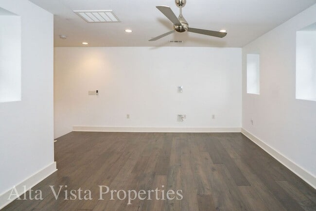 Building Photo - Beautiful Townhome centrally located in Mi...