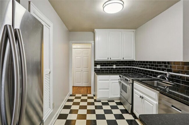 Building Photo - 22 Peachtree Hills Ave NE