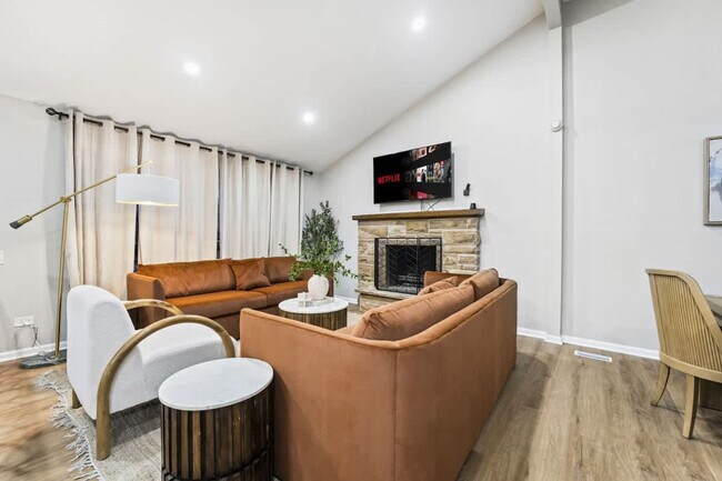 Building Photo - 1410 N Lama Ln