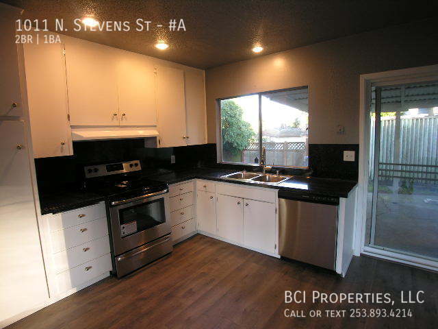 Building Photo - This beautiful 2 bedroom, 1 bath home is m...