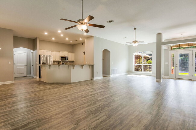 Building Photo - Spacious 4-Bedroom / 3 Bathroom + Office c...