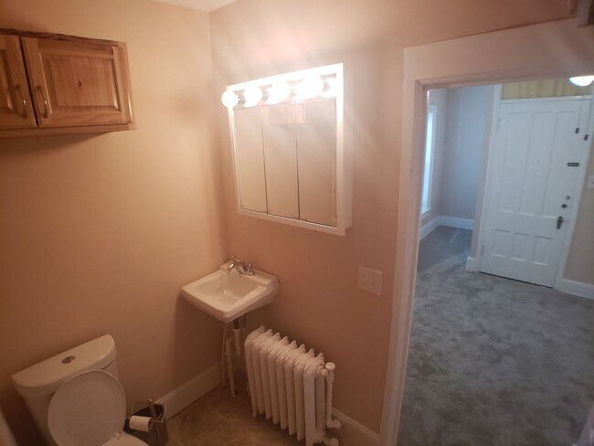 Building Photo - 1 Bedroom 1 Bath Upstairs Apartment