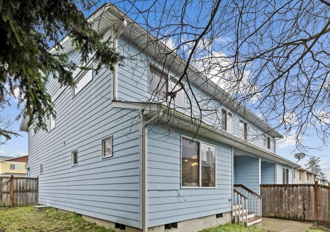 Building Photo - 130 NE Melrose Dr