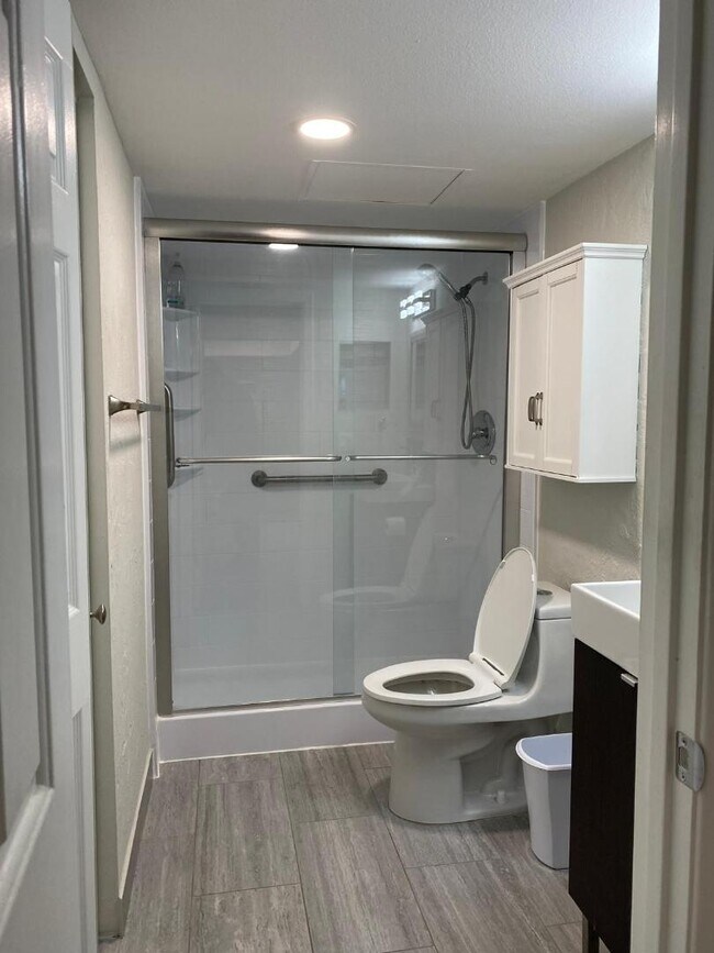 Building Photo - 7550 Sunshine Skyway Ln S