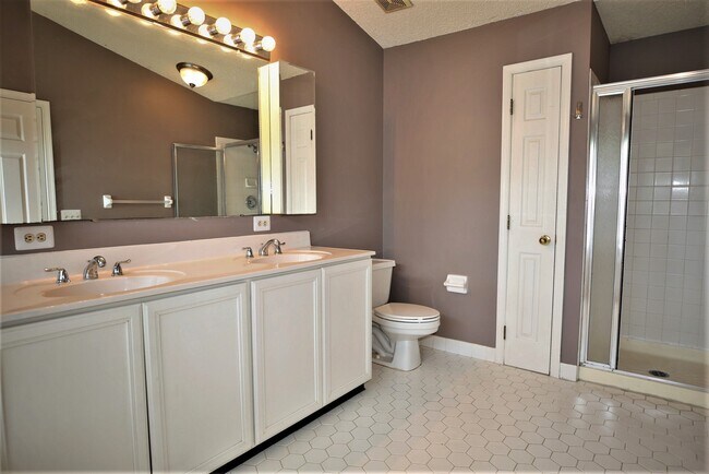 Building Photo - 13 Halstead Pl