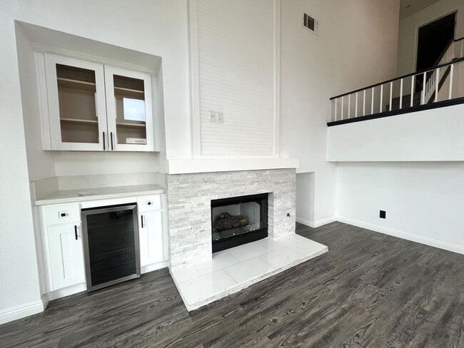 Building Photo - 4 bedroom, 2.5 bathroom home in a gated Riverside community!