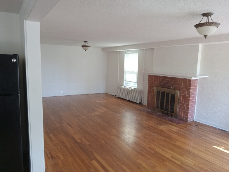 Building Photo - 700 W 17th St