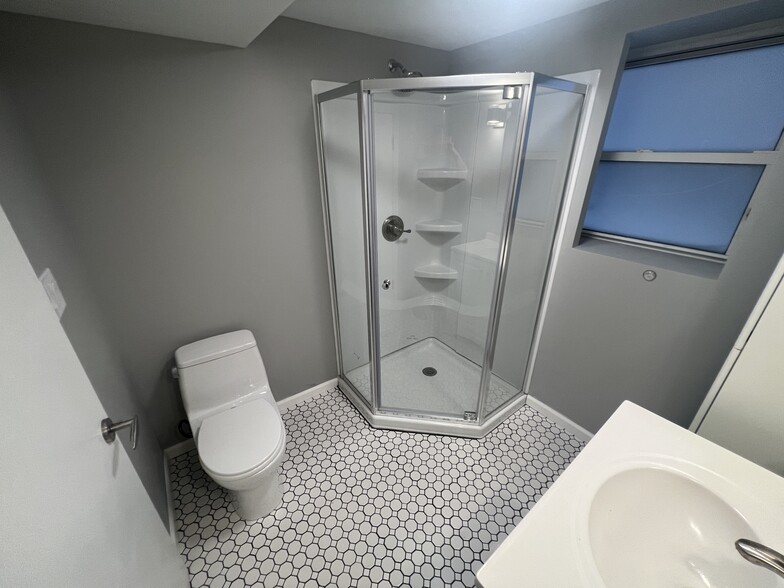 Bathroom - 2543 W Thomas St