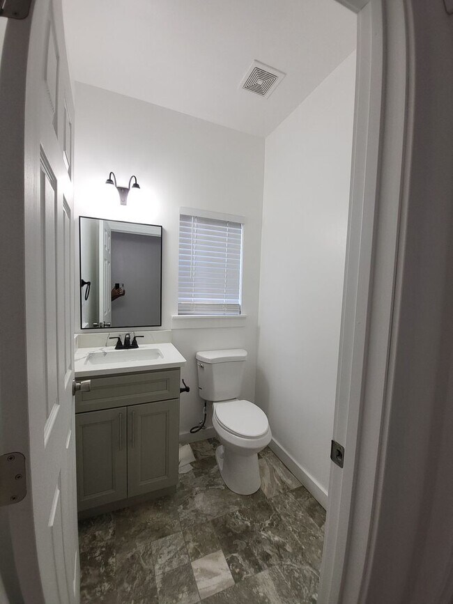 Building Photo - 683 Bryden Ave