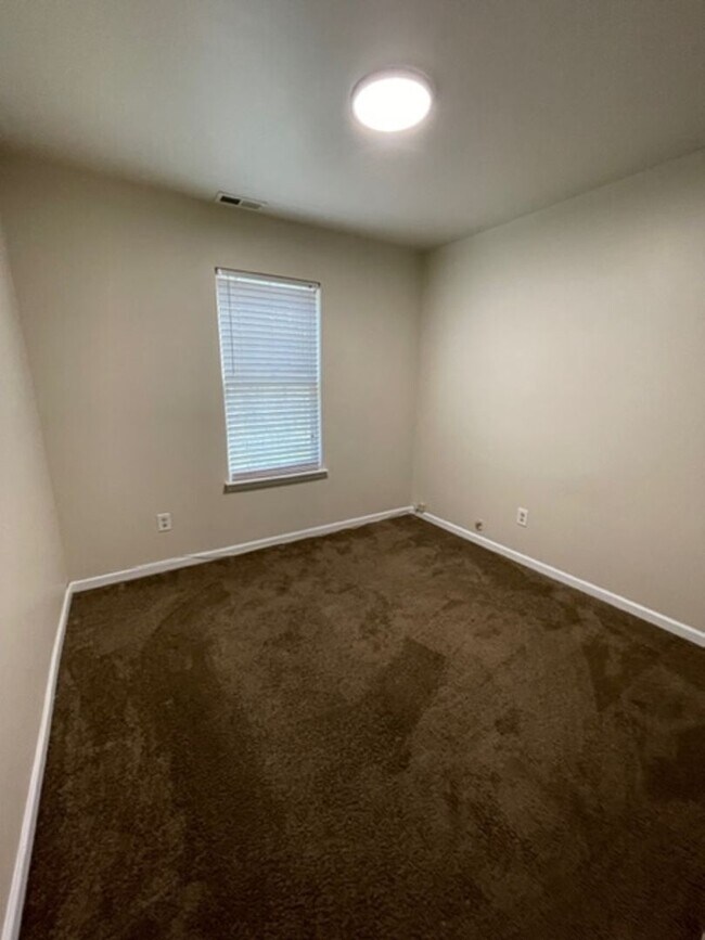 Building Photo - Must see this 4 bedroom 2.5 bath townhouse with 1 car garage .