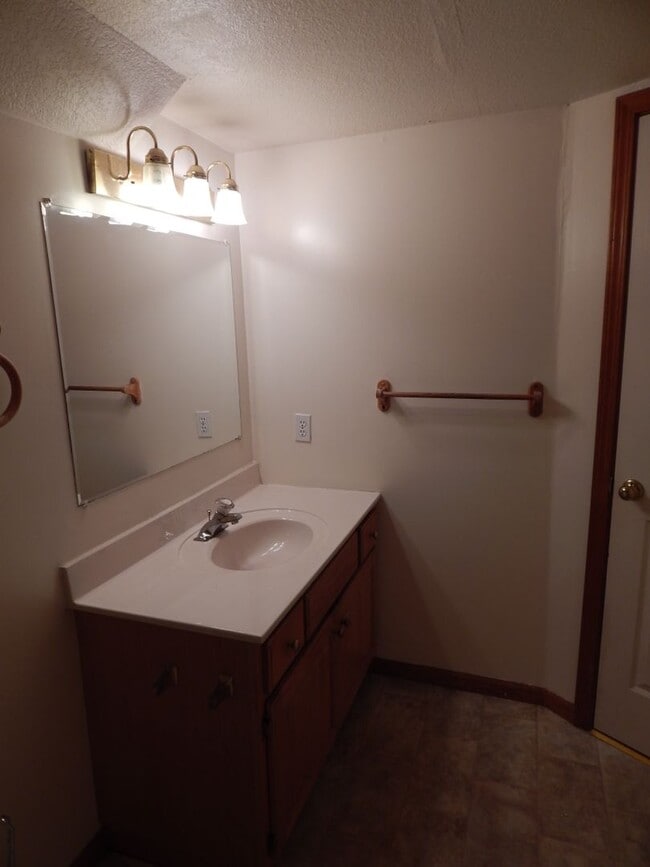 Building Photo - 3 Bed, 2 Bath Duplex