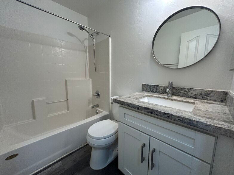 Building Photo - 1121 E Monona Dr