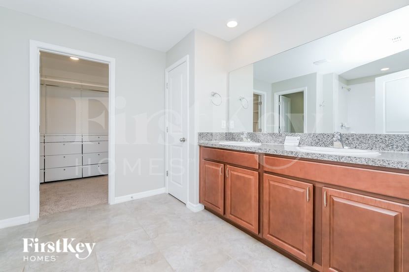 Building Photo - 6117 Tremeza Pl