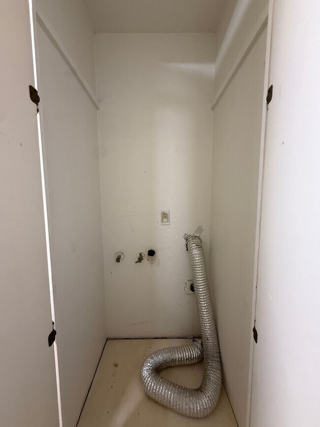 Building Photo - Quail Meadows Upstairs Condo with Easy Access to 101 Frwy/VSFB