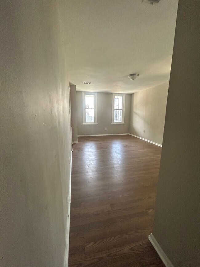Building Photo - 1458 Kenwood Ave