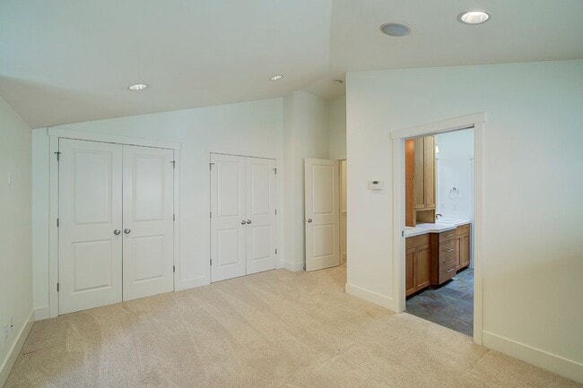 Building Photo - 2Bd/1.5Ba Seattle Townhouse