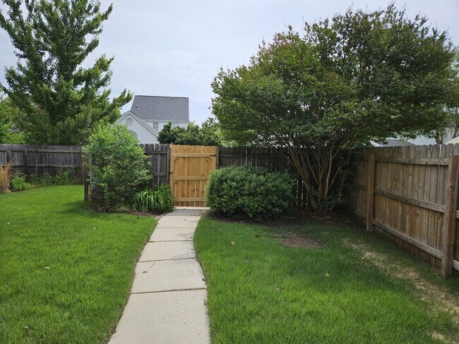 Building Photo - Beautiful 3 bedroom 2.5 bathroom home in H...