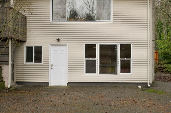 Building Photo - 809 S Summit Ave