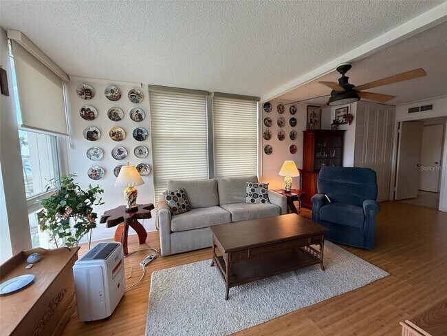 Building Photo - 7400 Sun Island Dr S