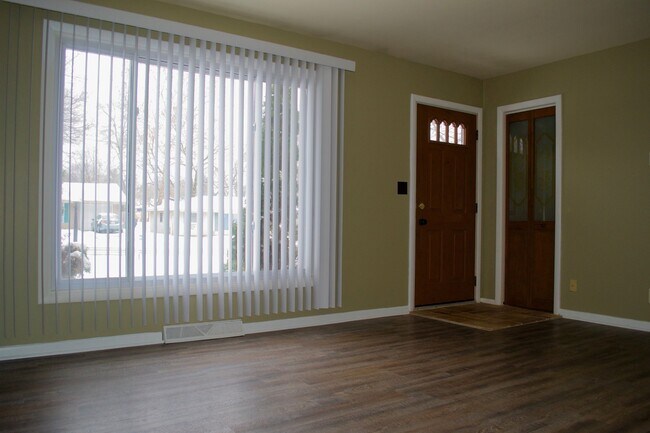 Building Photo - Three Bedroom Ranch in Northeast Grand Rapids