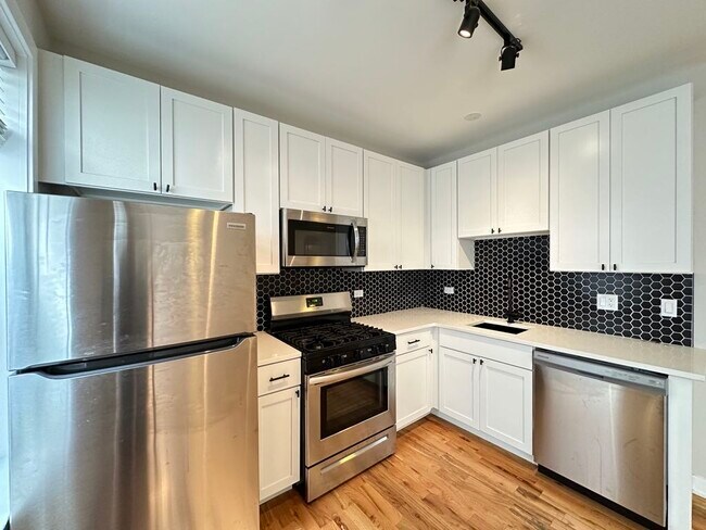 Building Photo - 659 W Wrightwood Ave