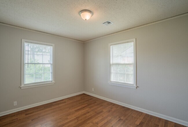 Building Photo - Cozy 2 Bedroom 1 Bathroom Home In Kendall-...