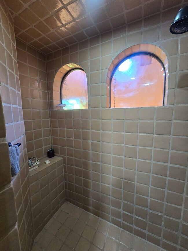 Building Photo - Furnished, 6-12 month rental