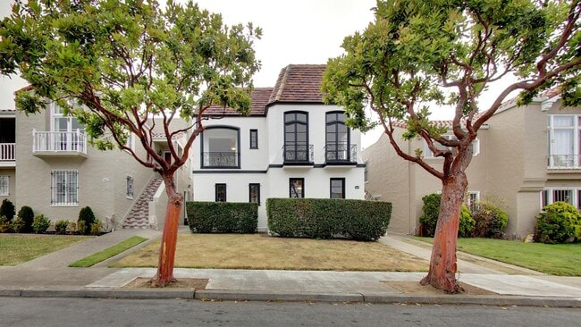 Primary Photo - Lakeside 4 Bedroom / 3 Bathroom Single Fam...