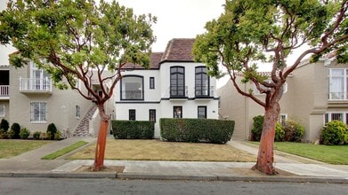 Building Photo - Lakeside 4 Bedroom / 3 Bathroom Single Fam...