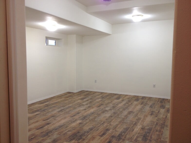 living room - 2140 SW 35th Pl. (H)