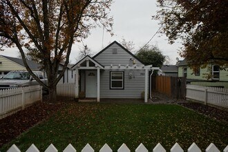 Building Photo - NE Portland updated one bedroom "Jewel"
