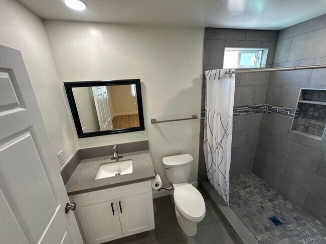 Building Photo - Newly Built Modern 1 Bed / 1 Bath Unit for...