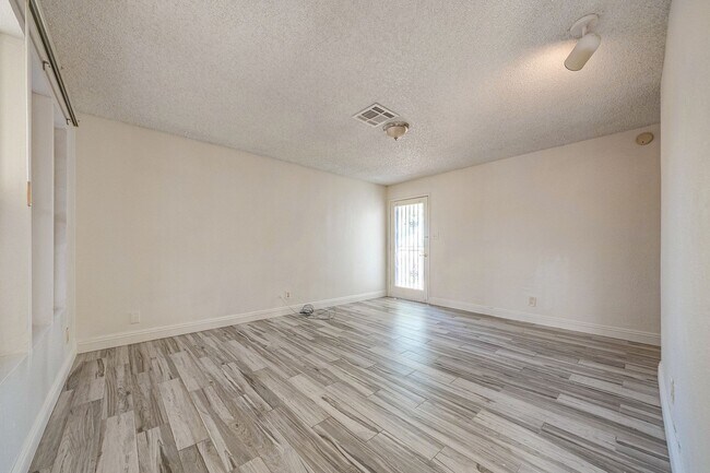 Building Photo - Charming Single-Level Townhome with Modern Flooring & Update Bathroom & Kitchen