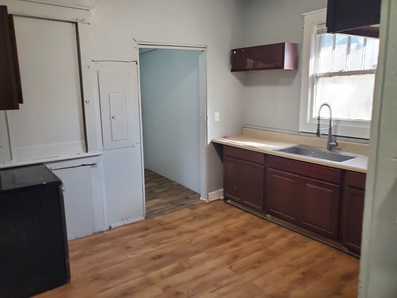 Kitchen - 1501 Nardin Ave