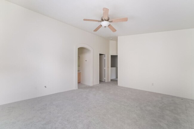 Building Photo - Spacious Henderson Townhome with Modern Up...