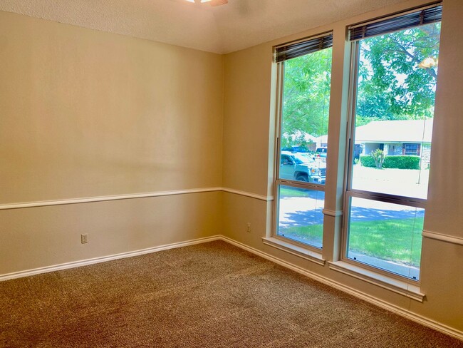 Building Photo - Lovely Home in Downtown Granbury