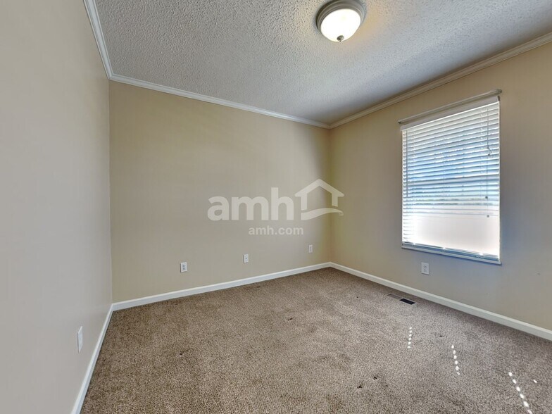 Building Photo - 5721 Jamaica Ln