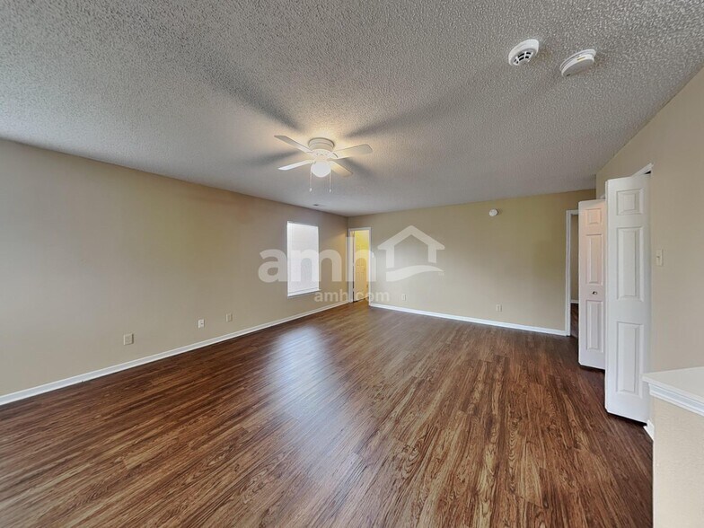 Building Photo - 1619 Howell Dr