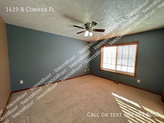 Building Photo - 1419 N Conifer Pl