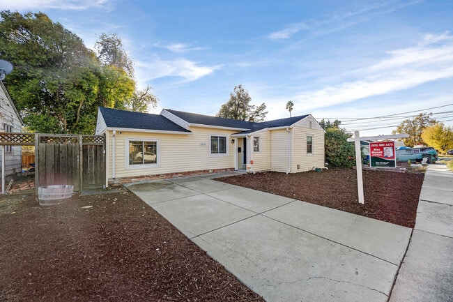 Building Photo - 2438 Upland Dr