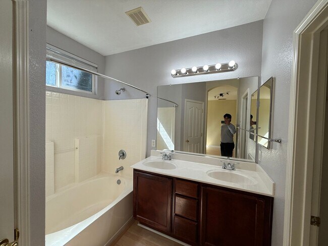 Building Photo - 9416 Trolio Way
