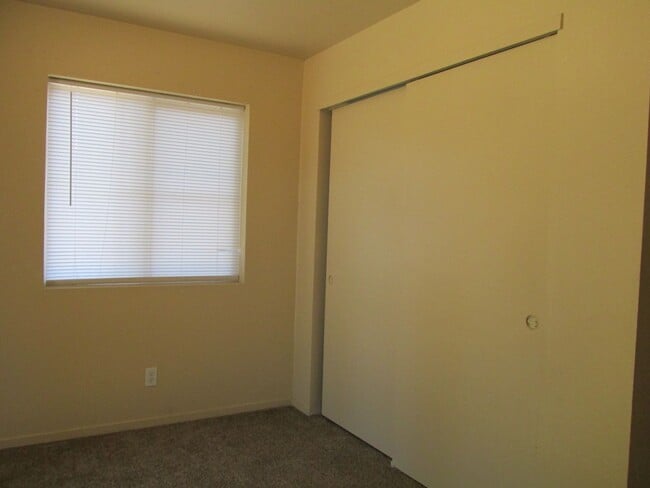 Building Photo - THREE BEDROOM TWO BATH HOME FOR RENT
